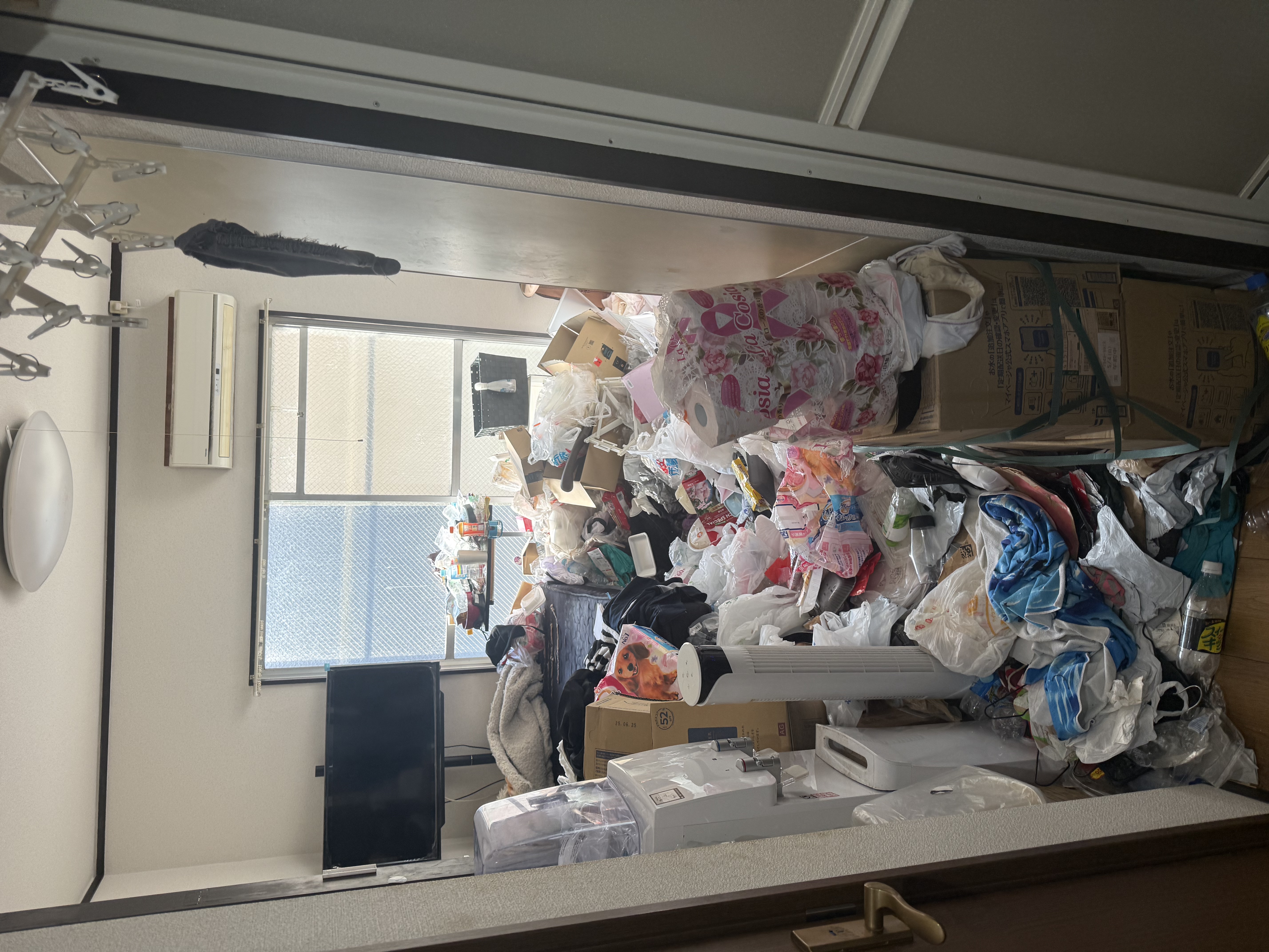 作業前：荷物が山積みの1Kマンション